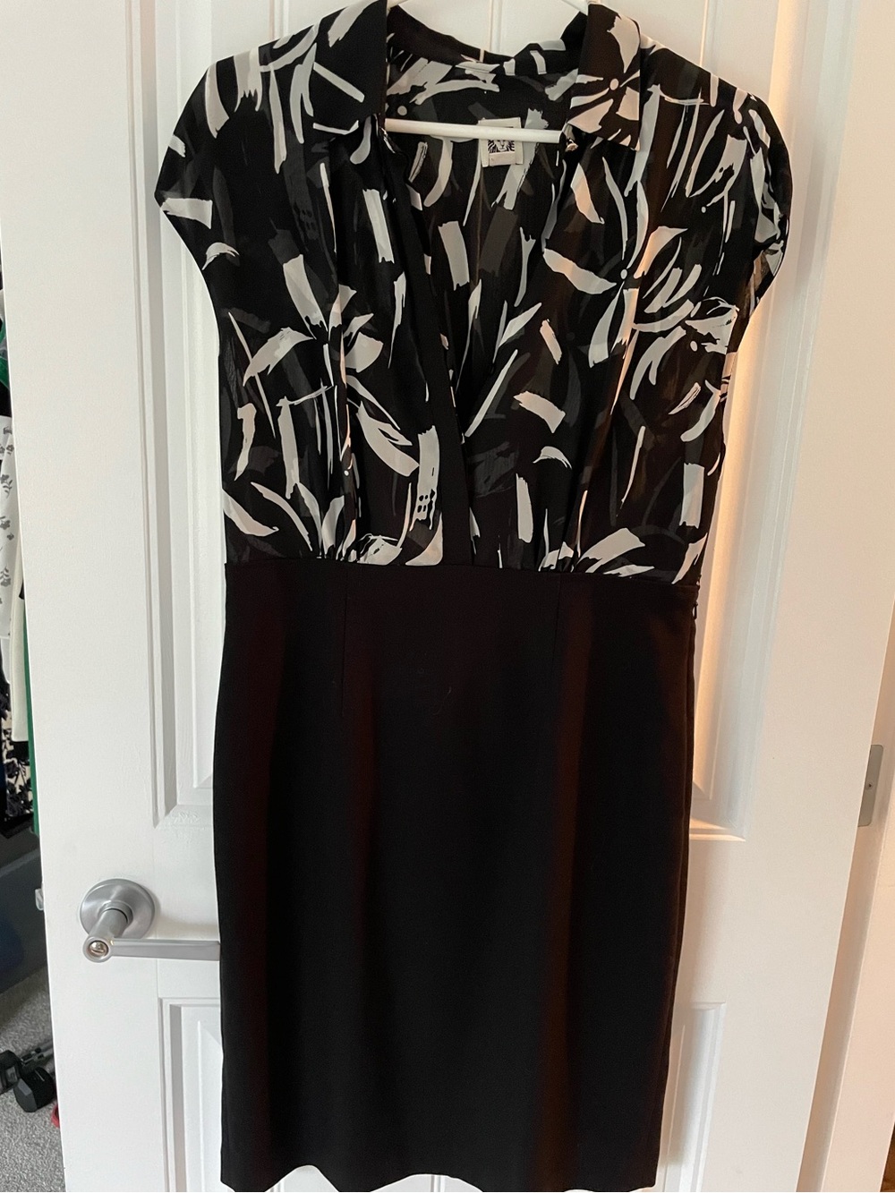 Anne Klein Black and White Printed Cap-Sleeve Sheath Dress